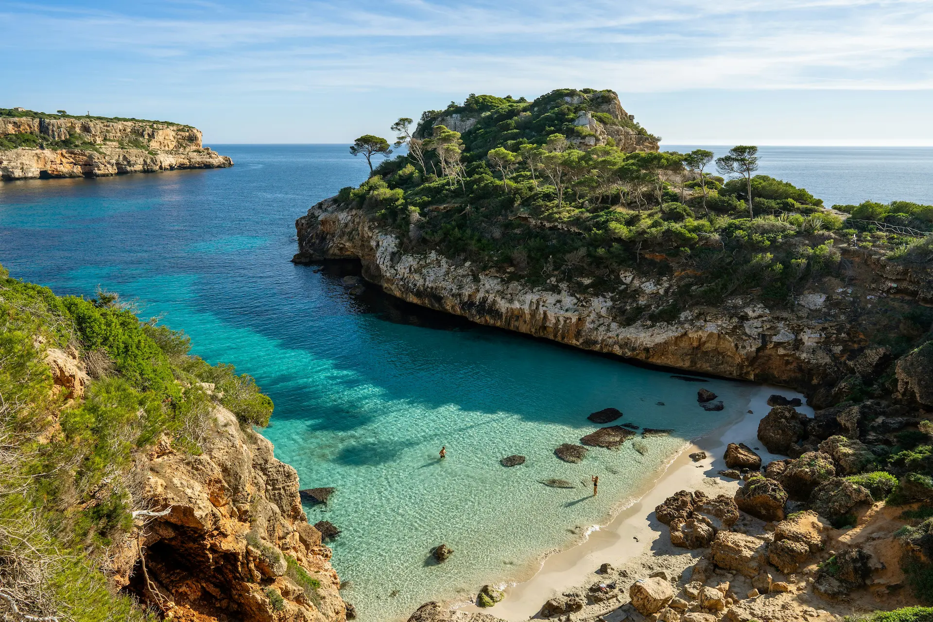 Coastă stâncoasă în Mallorca, la apus